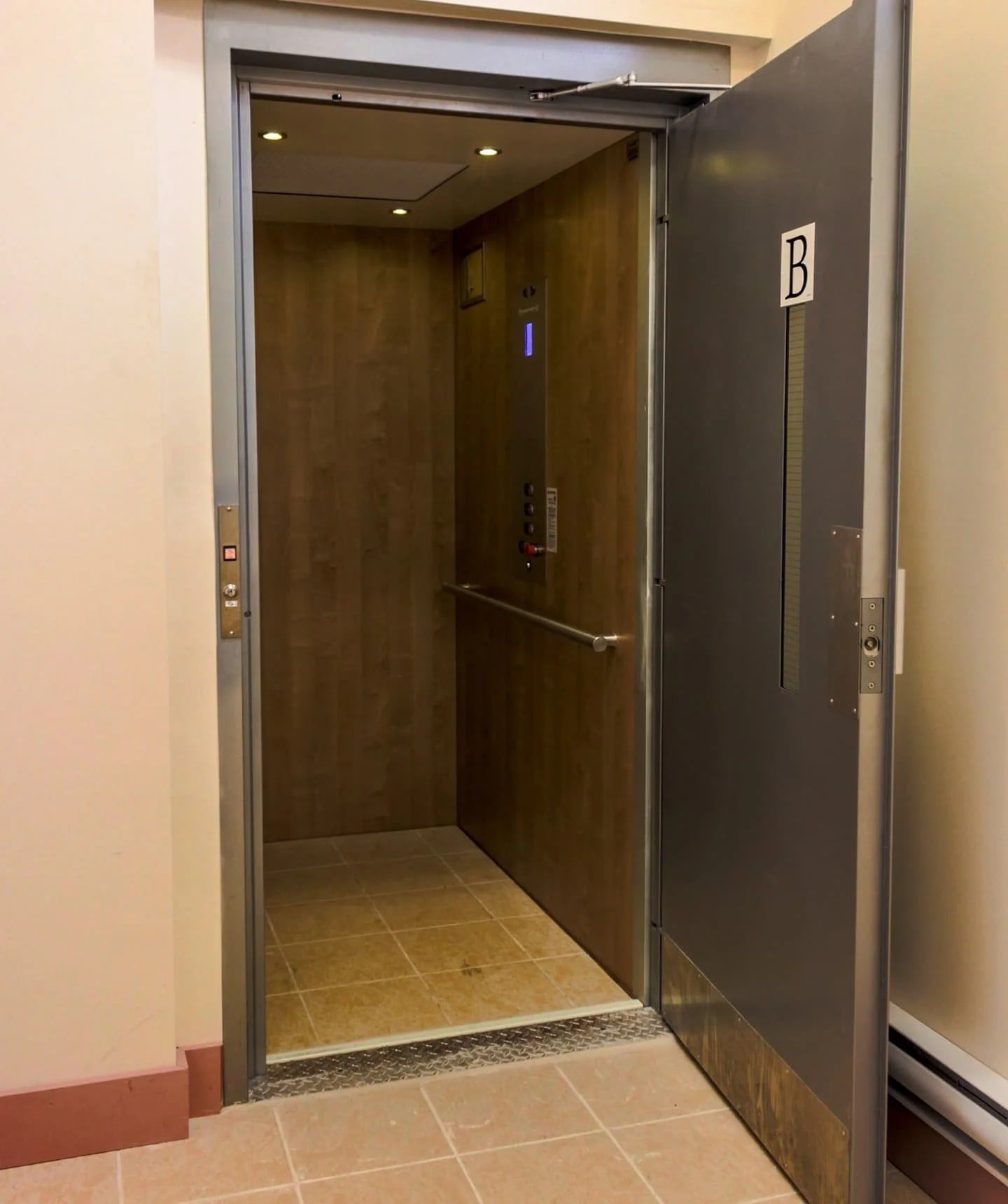 Savaria Prolift at a landing with door