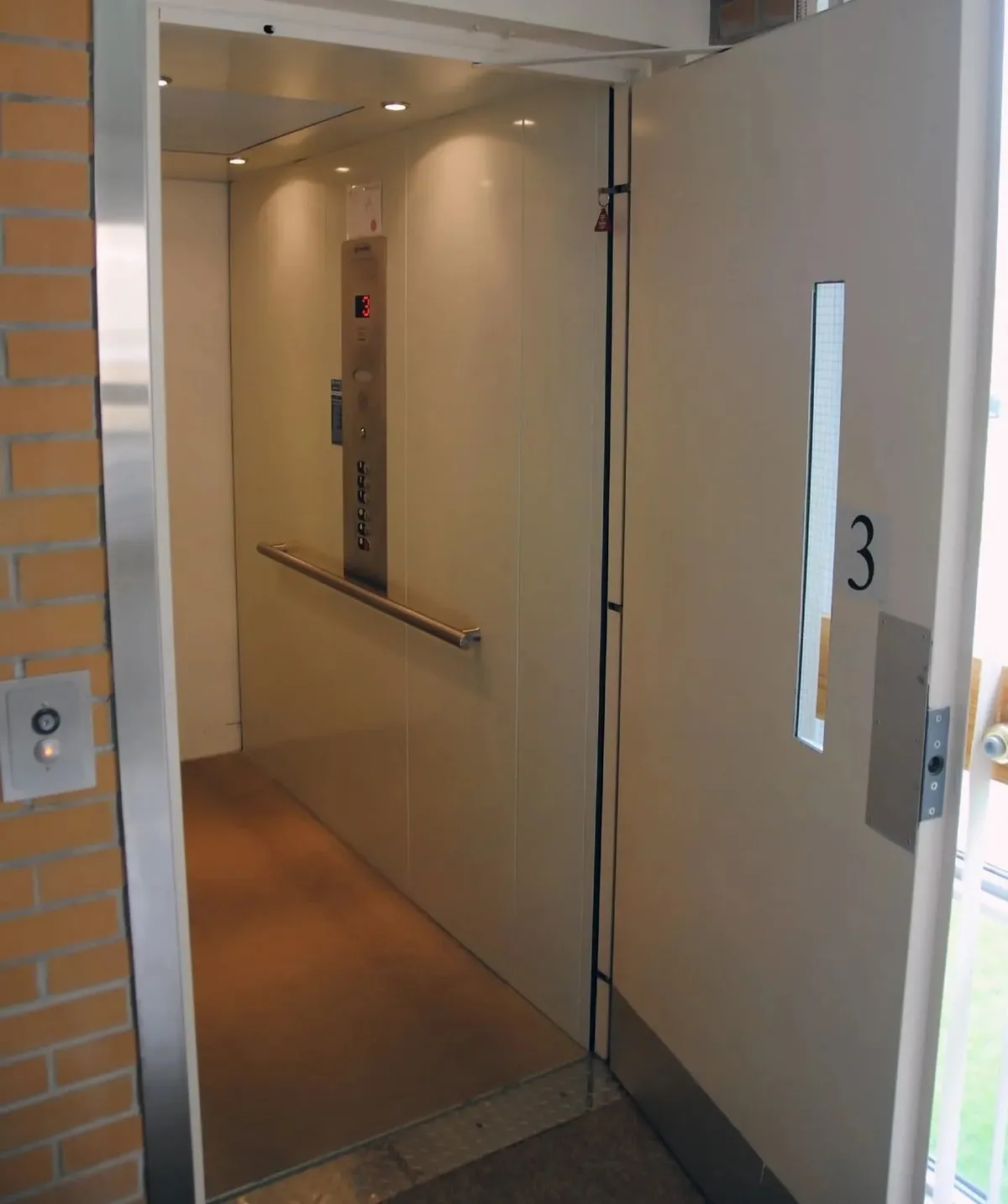 Savaria Prolift enclosed vertical platform lift