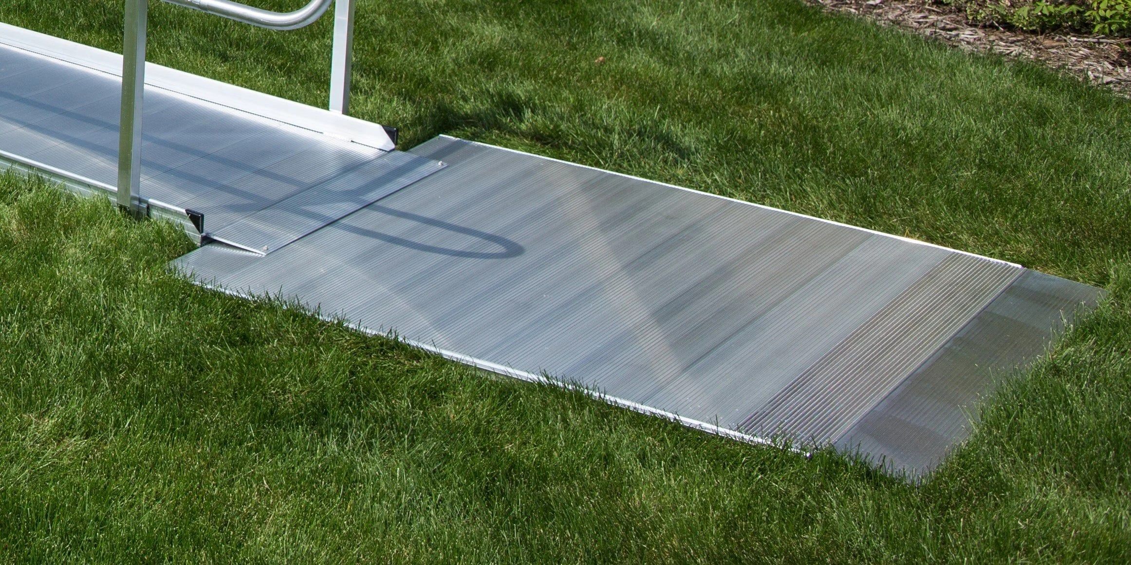 Aluminum landing platform at the top of a modular ramp