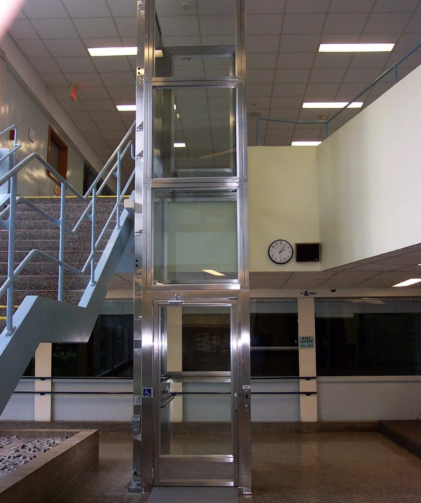 Savaria V-1504 Lux glass vertical platform lift